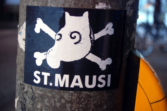 Photographie eines Stickers auf Fußgängerampel